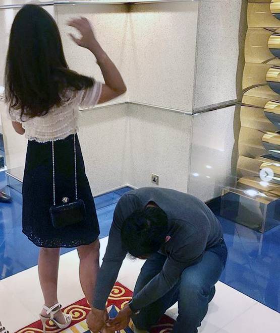 ..जब पत्नी साक्षी के सैंडल के फीते बांधने लगे धोनी..PHOTOS वायरल