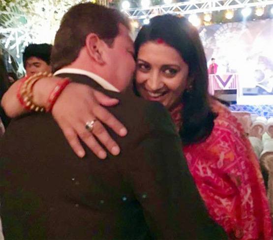 स्मृति ईरानी ने पति के साथ डाली तस्वीर, हंसकर लोट-पोट हुए लोग