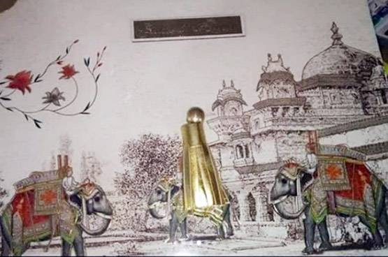 4 तरह की मिठाइयों संग कप‍िल ने भेजा शादी का कार्ड, देखें तस्वीरें