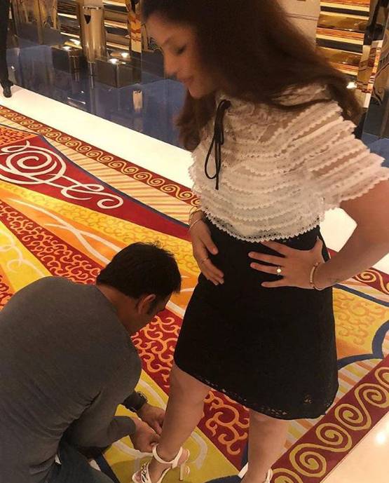 ..जब पत्नी साक्षी के सैंडल के फीते बांधने लगे धोनी..PHOTOS वायरल