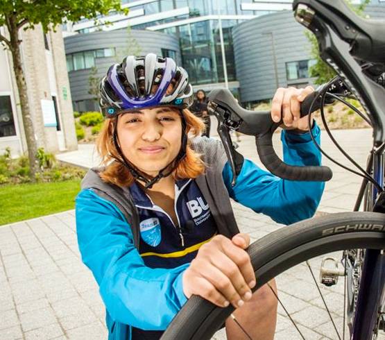 कौन है साइकिल से 14 देश घूमने वाली ये लड़की? जिसकी PM ने की तारीफ