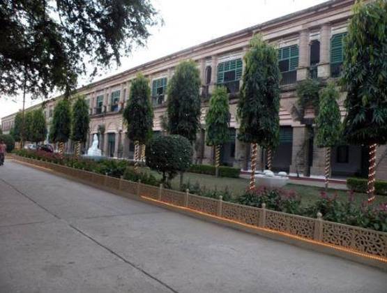 121 साल पुराना है Salman Khan का स्कूल, अब ये है फीस