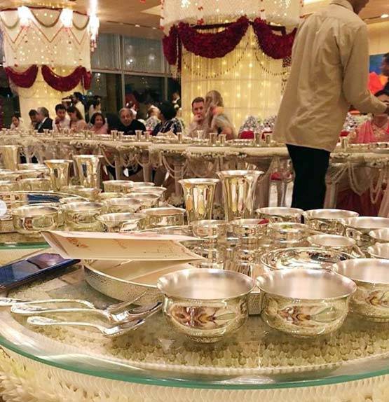 अमिताभ ही नहीं, इन स्टार्स ने भी ईशा अंबानी की शादी में परोसा खाना