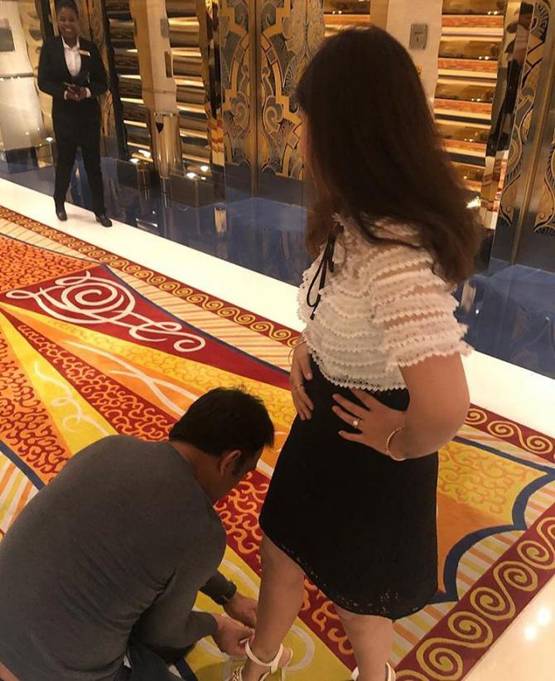 ..जब पत्नी साक्षी के सैंडल के फीते बांधने लगे धोनी..PHOTOS वायरल