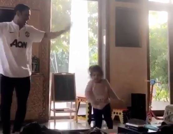 ...जब धोनी की डांस ट्रेनर बनी बेटी जीवा, देखिए VIDEO