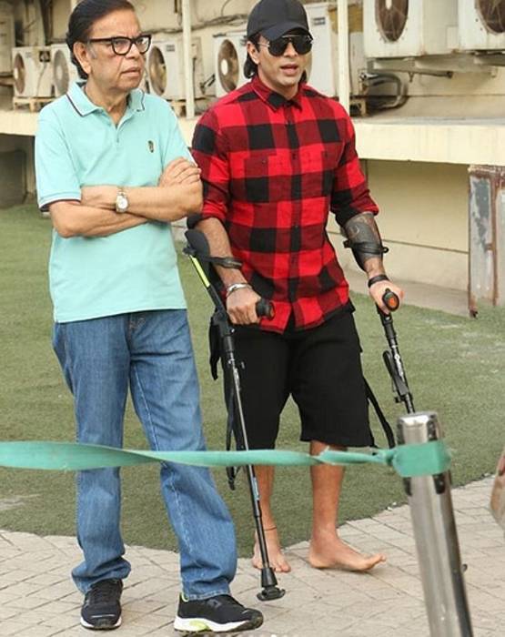 बैसाखी के सहारे चल रहे हैं Bipasha Basu के पति, ये है वजह