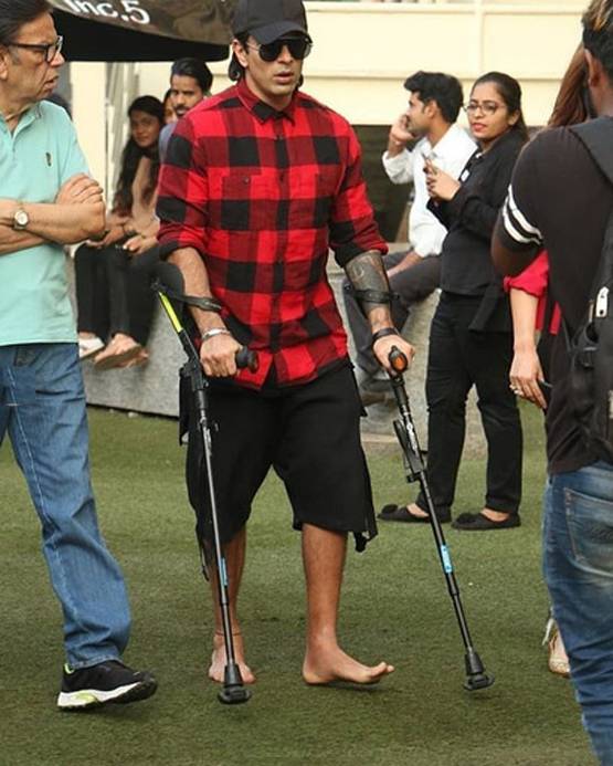 बैसाखी के सहारे चल रहे हैं Bipasha Basu के पति, ये है वजह