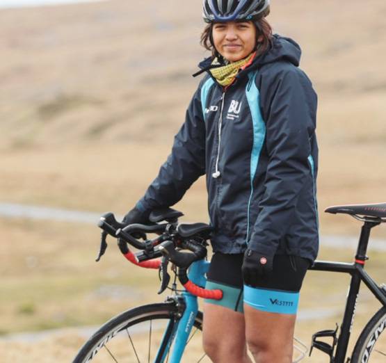 कौन है साइकिल से 14 देश घूमने वाली ये लड़की? जिसकी PM ने की तारीफ