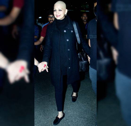 5 महीने बाद अमेरिका से भारत लौटीं सोनाली, कैंसर से जंग जारी