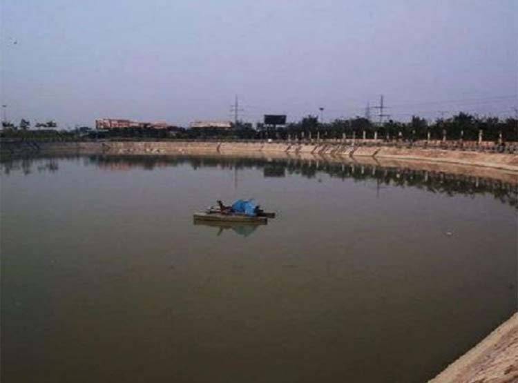 एक खौफ के कारण खाली हो रही है झील, क्या पानी से फैल रहा AIDS?