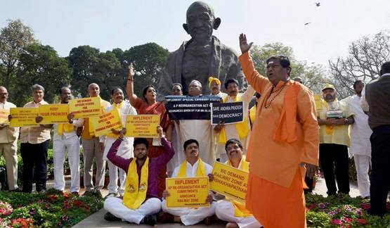 संसद भवन पहुंचे 'करुणानिधि', देखकर हर कोई हुआ हैरान