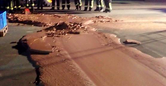 सड़क पर बहने लगी चॉकलेट की नदी, फायर ब्रिगेड को बुलाना पड़ा