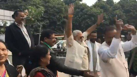 कांग्रेस की जीत पर 'नरेंद्र मोदी' हुए खुश, नगाड़े पर जमकर नाचे