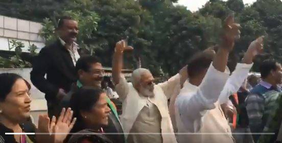 कांग्रेस की जीत पर 'नरेंद्र मोदी' हुए खुश, नगाड़े पर जमकर नाचे