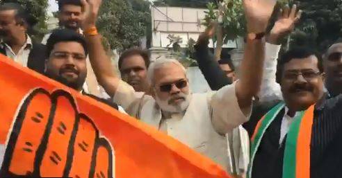 कांग्रेस की जीत पर 'नरेंद्र मोदी' हुए खुश, नगाड़े पर जमकर नाचे
