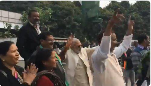 कांग्रेस की जीत पर 'नरेंद्र मोदी' हुए खुश, नगाड़े पर जमकर नाचे