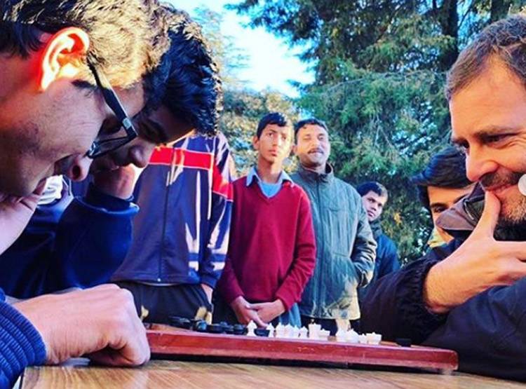बच्चों के साथ राहुल गांधी ने खेला चेस, शिमला में ऐसे बीता दिन