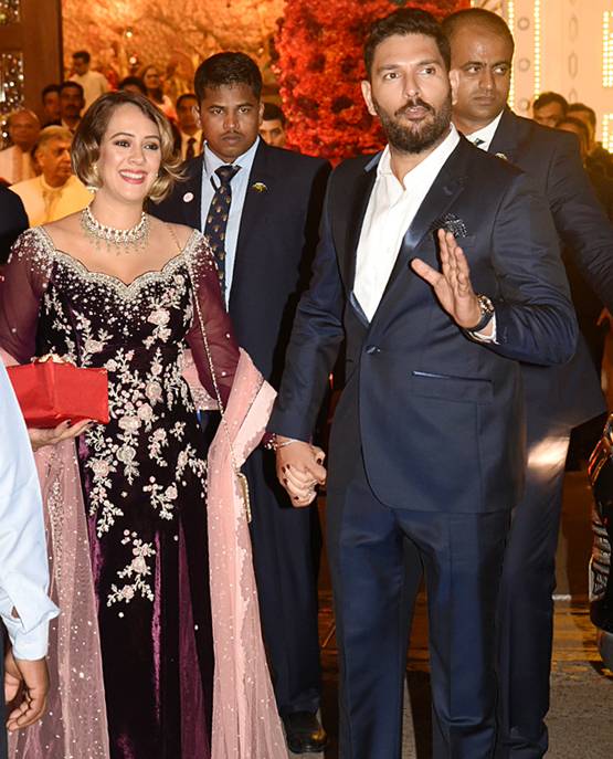 क्या पापा बनने वाले हैं युवी? हेजल के लुक से चर्चाओं का बाजार गर्म