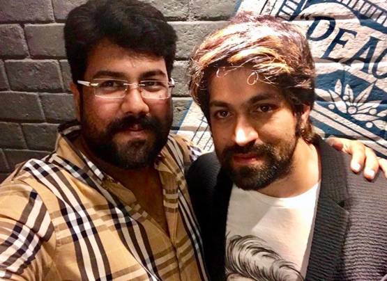 KGF स्टार यश का दोस्तों संग बर्थडे सेलिब्रेशन, Photos वायरल