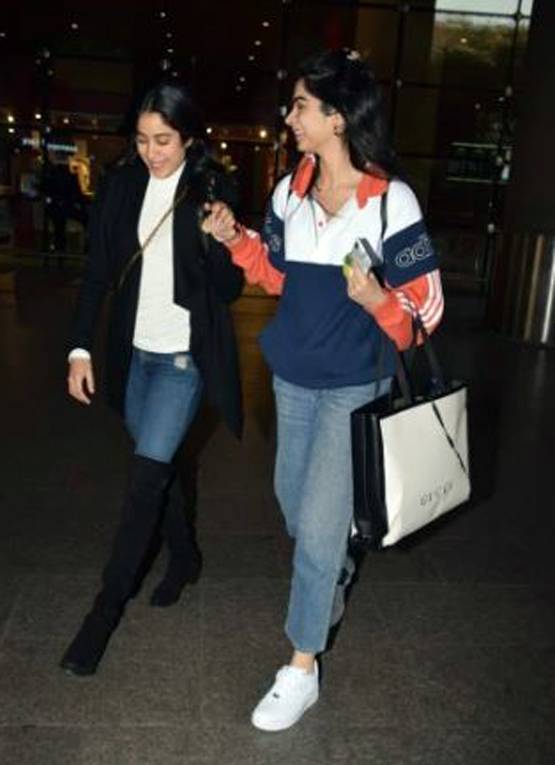 Photos: छुट्टियां मना कर वापस इंडिया लौटीं जाह्नवी-खुशी