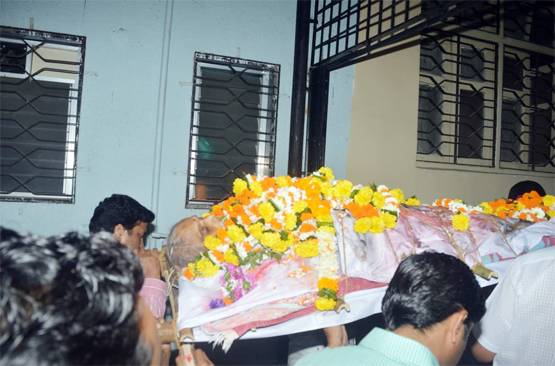 नाना पाटेकर की मां का न‍िधन, अंत‍िम संस्कार करने पहुंचे श्मशान