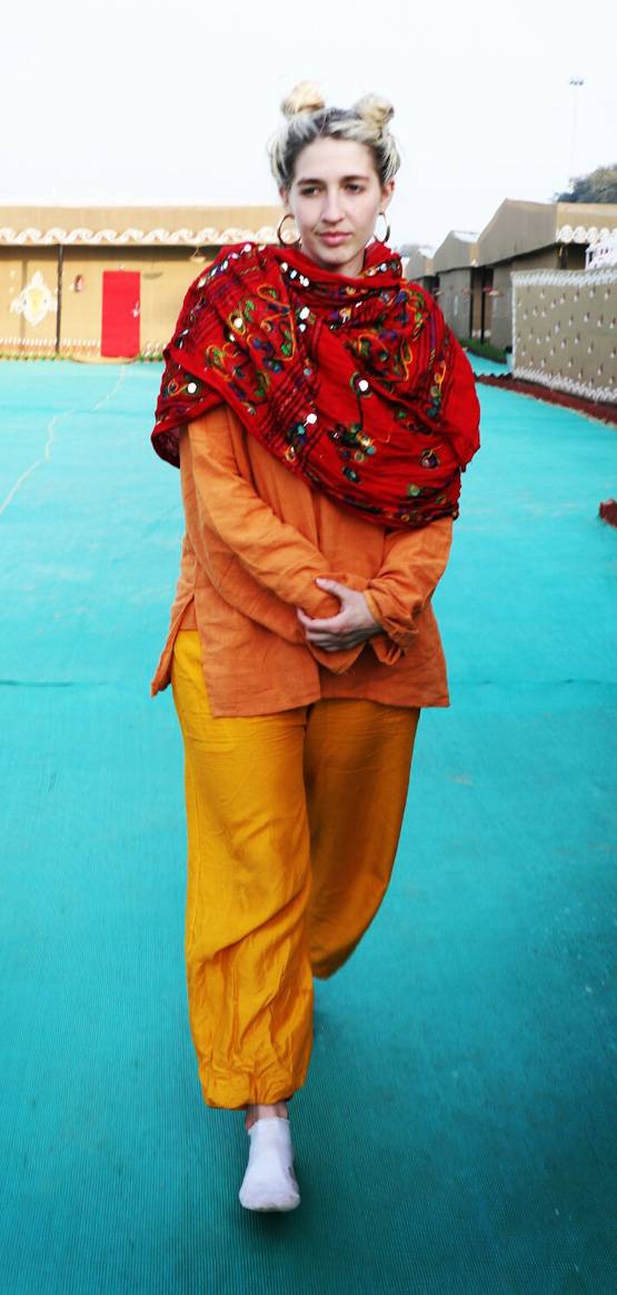 विदेशियों पर भी छाया कुंभ का जादू, ये अमेरिकन महिला बन गईं साध्वी