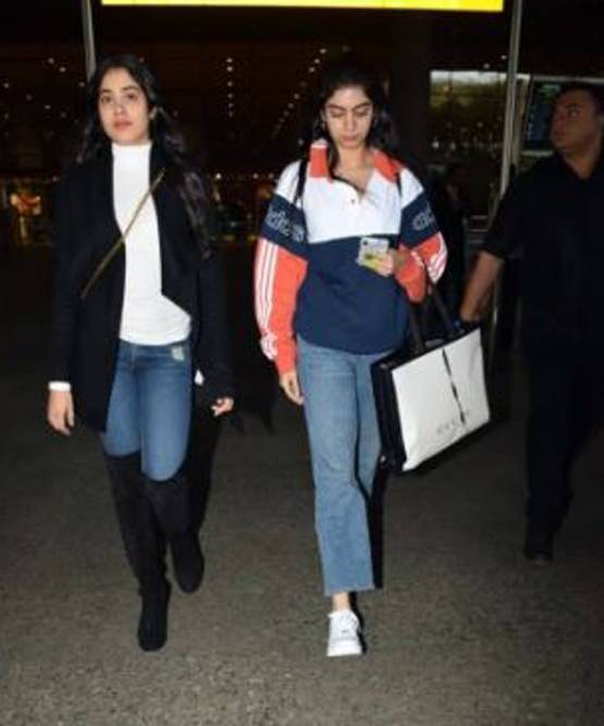 Photos: छुट्टियां मना कर वापस इंडिया लौटीं जाह्नवी-खुशी