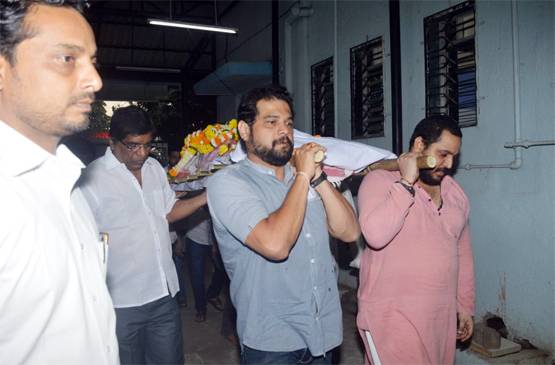 नाना पाटेकर की मां का न‍िधन, अंत‍िम संस्कार करने पहुंचे श्मशान