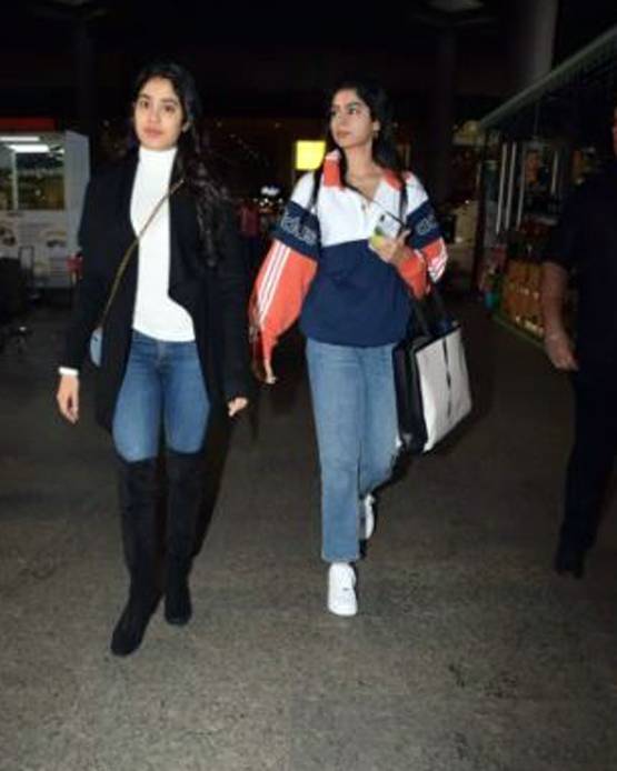 Photos: छुट्टियां मना कर वापस इंडिया लौटीं जाह्नवी-खुशी