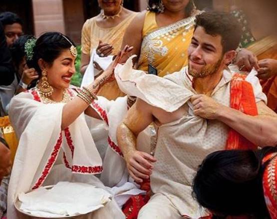 प्रियंका-निक की हल्दी सेरेमनी की नई फोटो, मस्ती के मूड में दिखा कपल