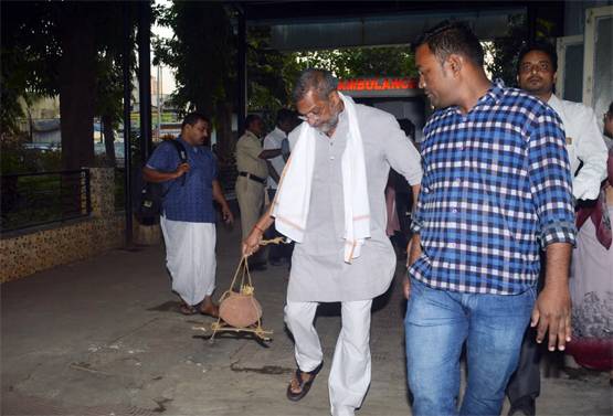 नाना पाटेकर की मां का न‍िधन, अंत‍िम संस्कार करने पहुंचे श्मशान