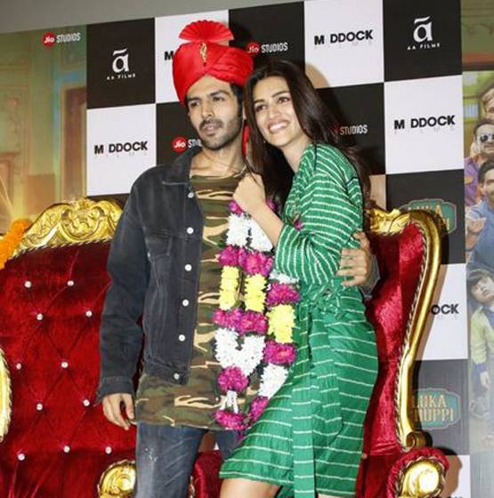 ट्रेलर लॉन्च में क्रिएट हुआ शादी का सीन, ऐसे दिखे कार्तिक-कृति