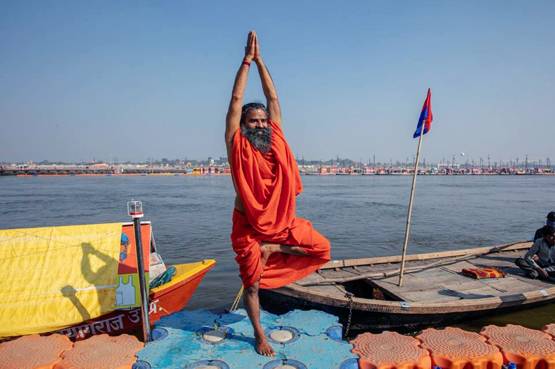 कुंभ मेले में साधुओं से चिलम क्यों मांग रहे हैं बाबा रामदेव?