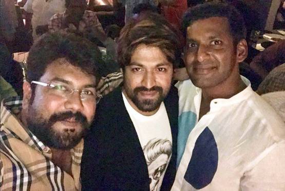 KGF स्टार यश का दोस्तों संग बर्थडे सेलिब्रेशन, Photos वायरल