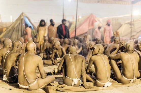 खुद का पिंडदान कर बनते हैं 'नागा साधु', ऐसी है इनकी रहस्यमयी दुनिया