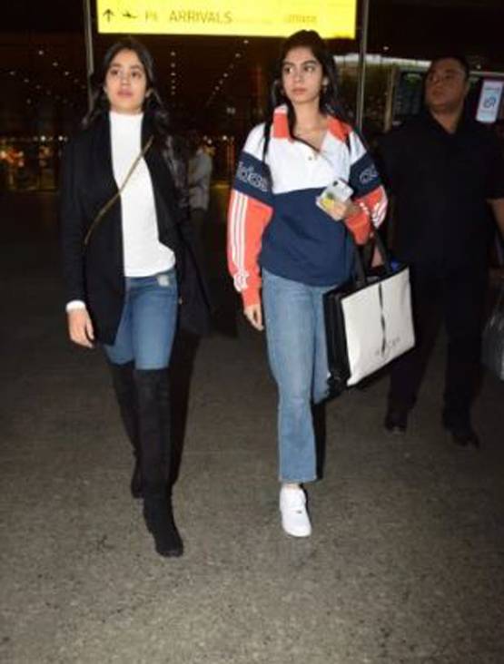 Photos: छुट्टियां मना कर वापस इंडिया लौटीं जाह्नवी-खुशी