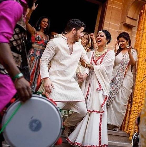 प्रियंका-निक की हल्दी सेरेमनी की नई फोटो, मस्ती के मूड में दिखा कपल