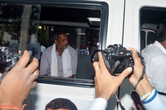 नाना पाटेकर की मां का न‍िधन, अंत‍िम संस्कार करने पहुंचे श्मशान