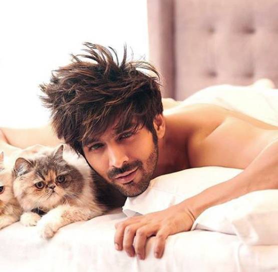 डब्बू रत्नानी के कैलेंडर में छाए स्टार, सनी ल‍ियोनी का बोल्ड लुक