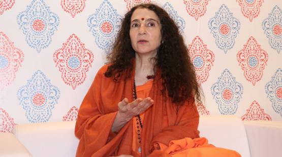 विदेशियों पर भी छाया कुंभ का जादू, ये अमेरिकन महिला बन गईं साध्वी