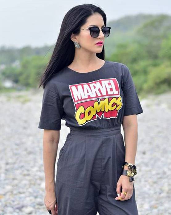 सनी ल‍ियोनी का मलयालम डेब्यू, सोशल मीड‍िया पर वायरल हुई तस्वीर