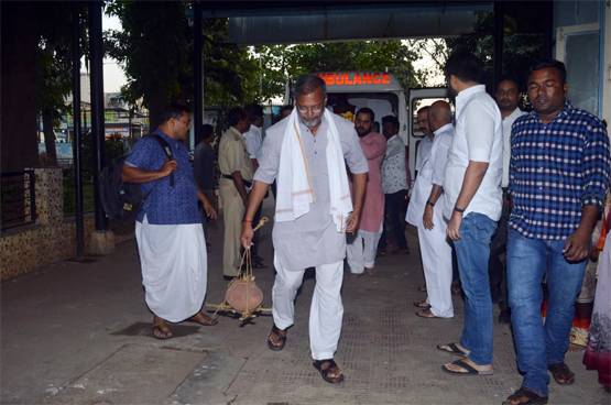 नाना पाटेकर की मां का न‍िधन, अंत‍िम संस्कार करने पहुंचे श्मशान