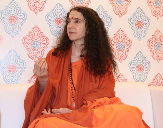 विदेशियों पर भी छाया कुंभ का जादू, ये अमेरिकन महिला बन गईं साध्वी