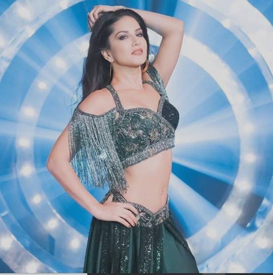 सनी ल‍ियोनी का मलयालम डेब्यू, सोशल मीड‍िया पर वायरल हुई तस्वीर