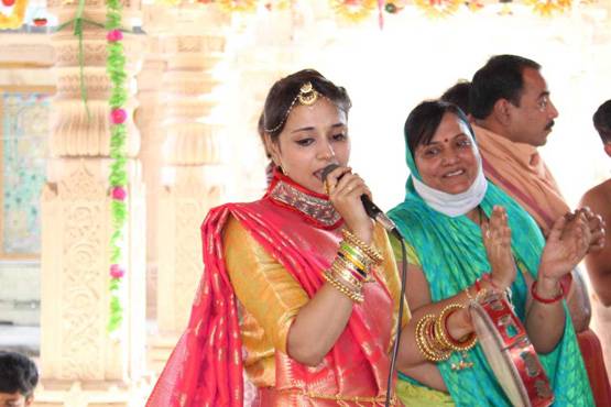 सिंगिंग छोड़ 22 साल में संन्यासी बन गई अमीर कारोबारी की बेटी