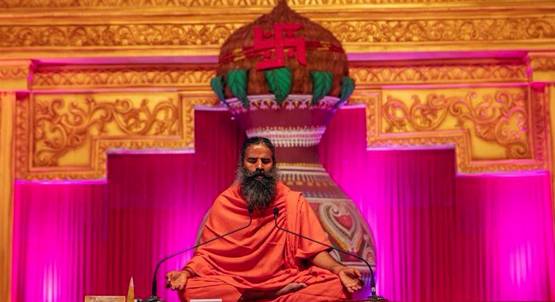 कुंभ मेले में साधुओं से चिलम क्यों मांग रहे हैं बाबा रामदेव?