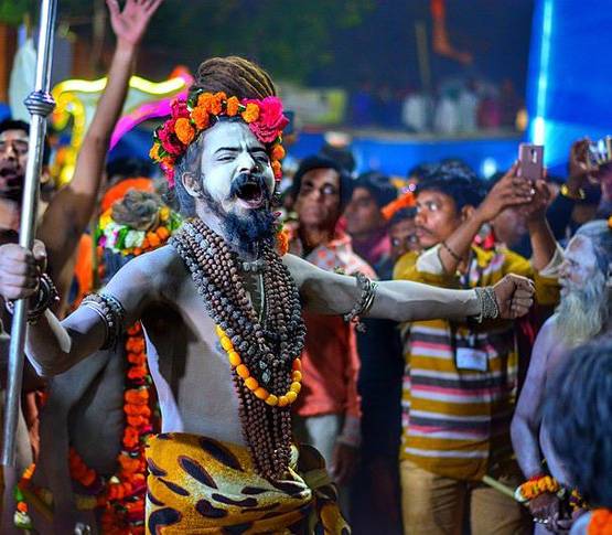 खुद का पिंडदान कर बनते हैं 'नागा साधु', ऐसी है इनकी रहस्यमयी दुनिया