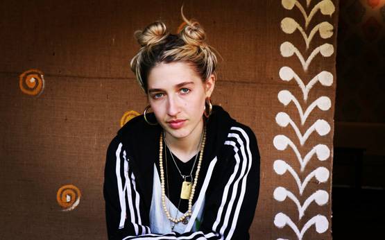 विदेशियों पर भी छाया कुंभ का जादू, ये अमेरिकन महिला बन गईं साध्वी