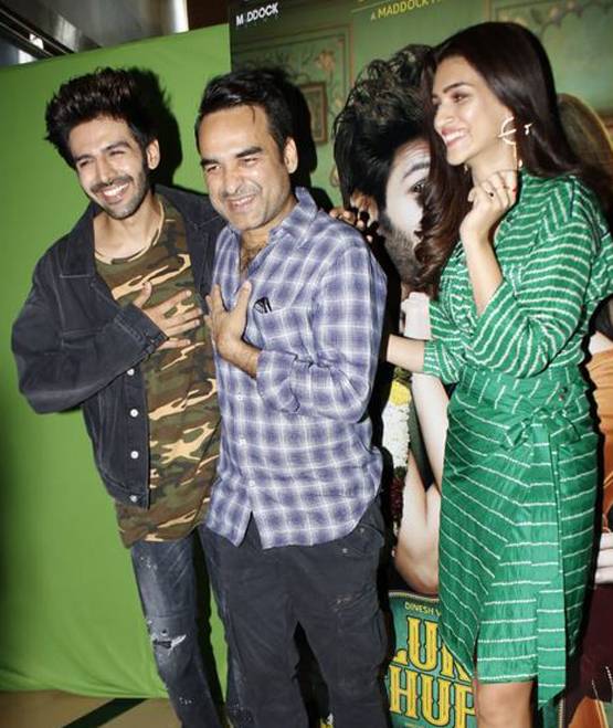 ट्रेलर लॉन्च में क्रिएट हुआ शादी का सीन, ऐसे दिखे कार्तिक-कृति