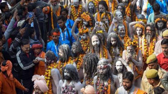 खुद का पिंडदान कर बनते हैं 'नागा साधु', ऐसी है इनकी रहस्यमयी दुनिया